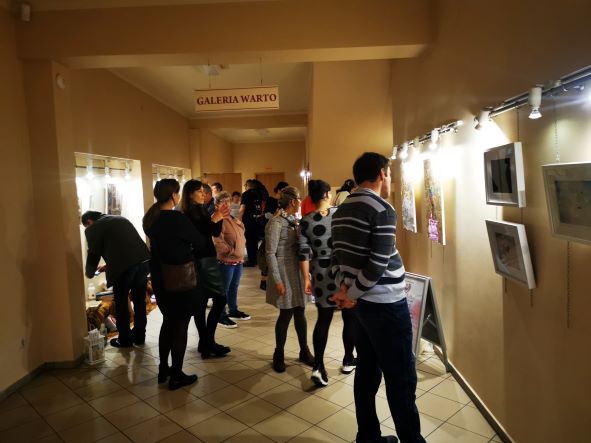 Grupa osób oglądająca wystawę prac uczestników Ośrodka.