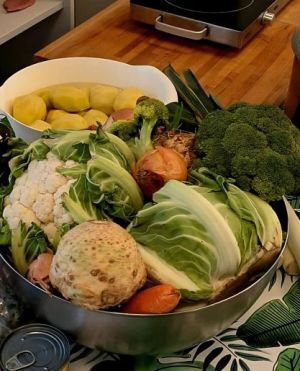 Na zdjęciu widać miskę pełną warzyw